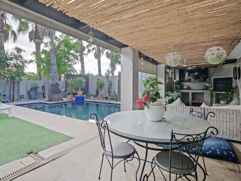 This luxury 4-bedroom residence combines modern sophistication with a relaxed Cape Town lifestyle.                           - Photo 2