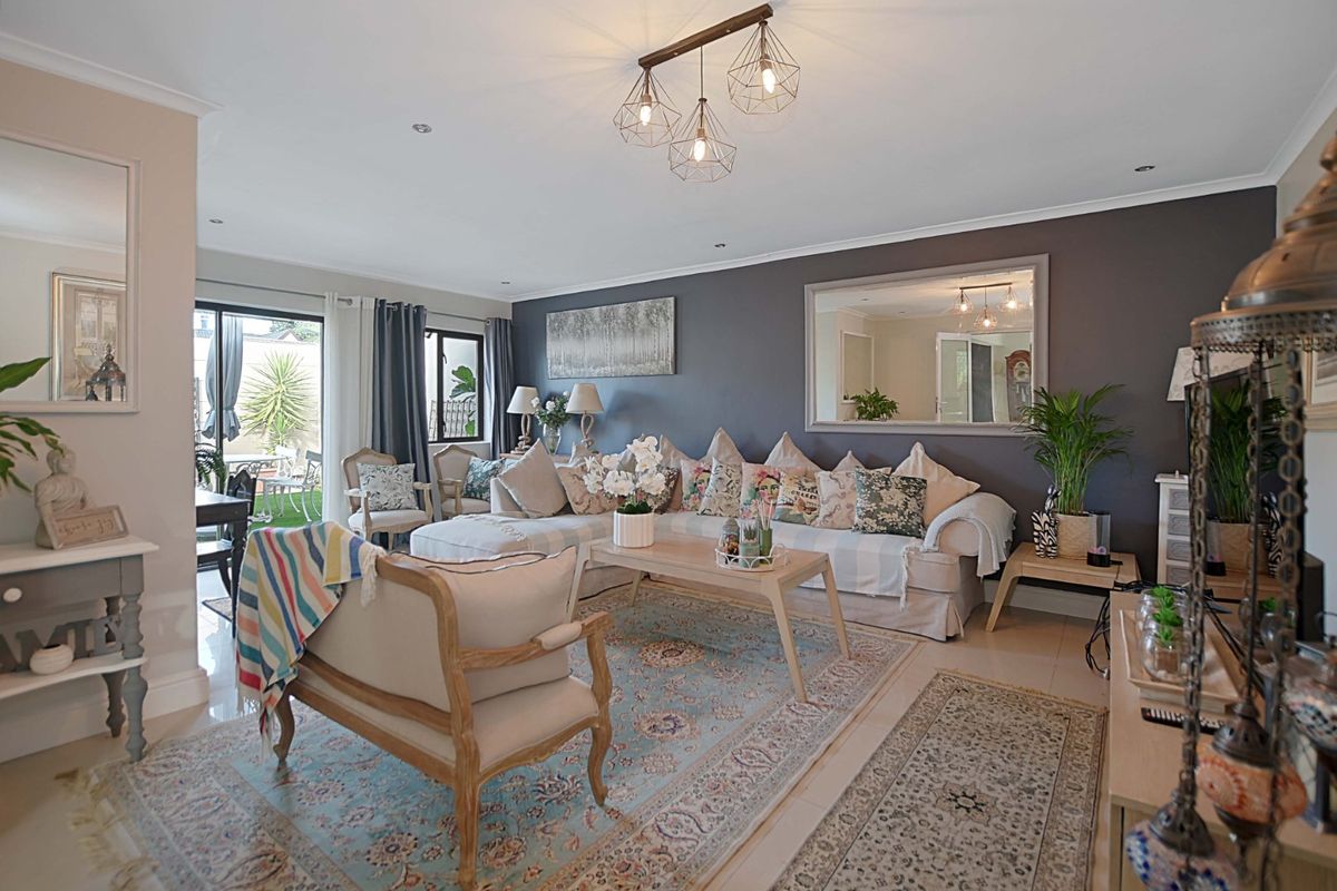 This luxury 4-bedroom residence combines modern sophistication with a relaxed Cape Town lifestyle.                           - Photo 4