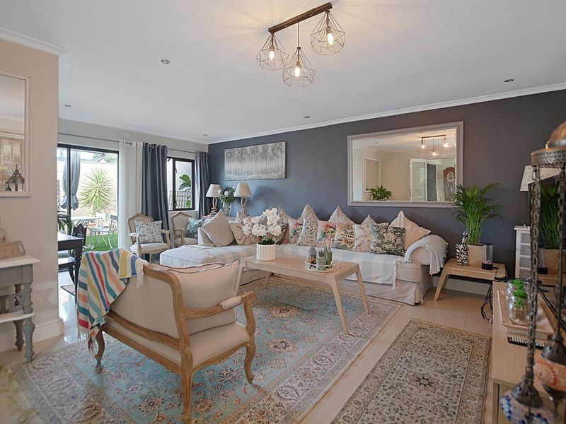 This luxury 4-bedroom residence combines modern sophistication with a relaxed Cape Town lifestyle.                           - Photo 4