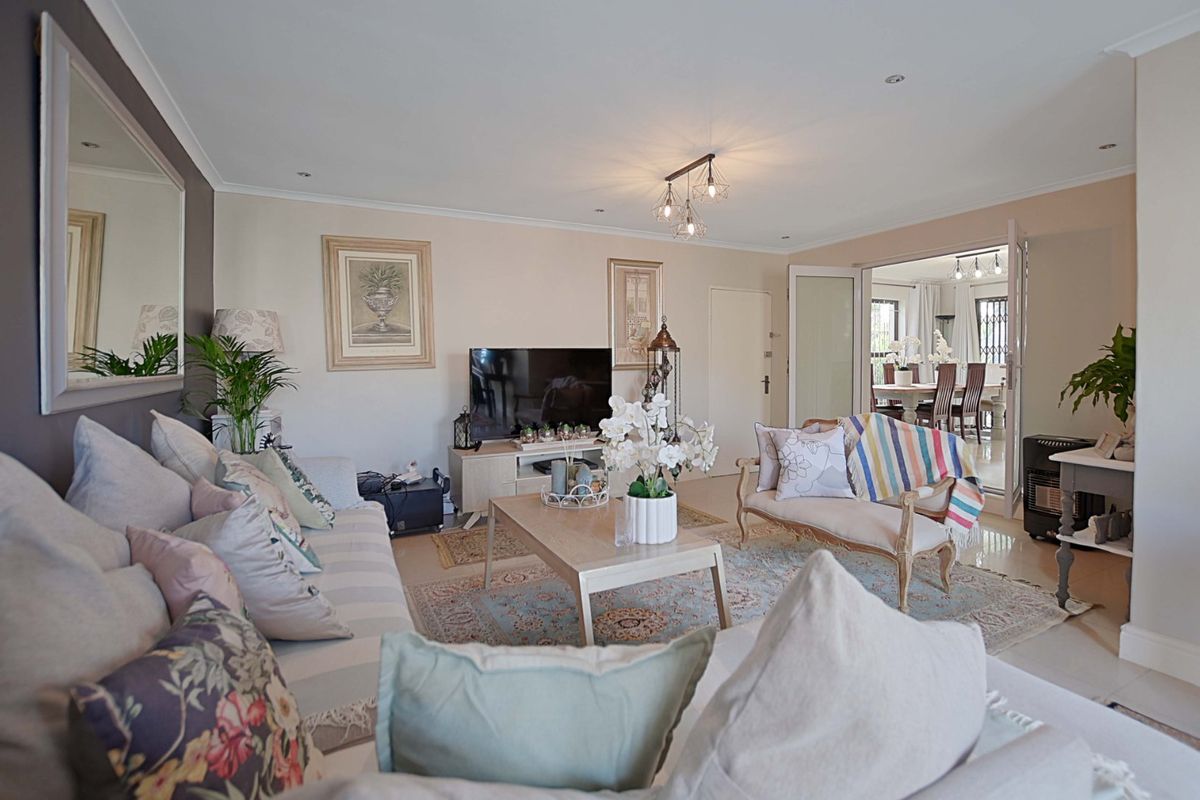 This luxury 4-bedroom residence combines modern sophistication with a relaxed Cape Town lifestyle.                           - Photo 5