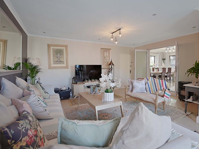 This luxury 4-bedroom residence combines modern sophistication with a relaxed Cape Town lifestyle.                           - Photo 5