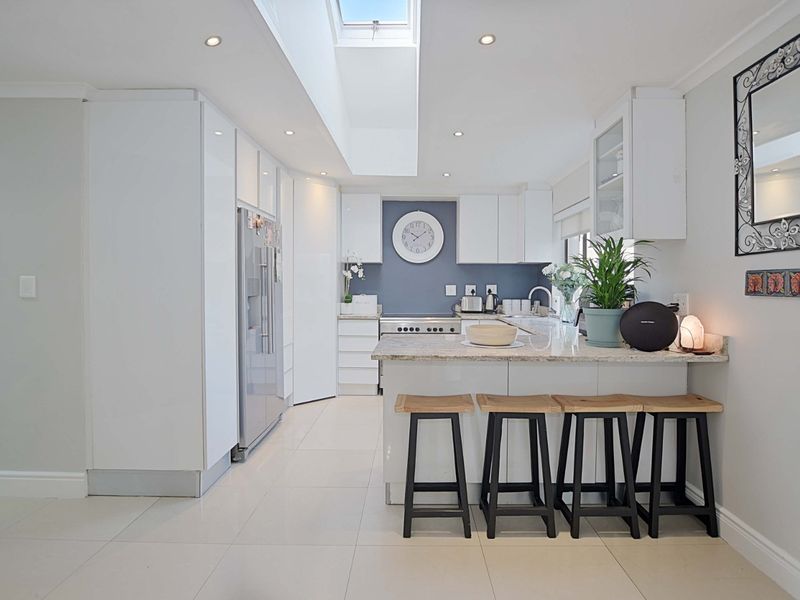 This luxury 4-bedroom residence combines modern sophistication with a relaxed Cape Town lifestyle.                           - Photo 10