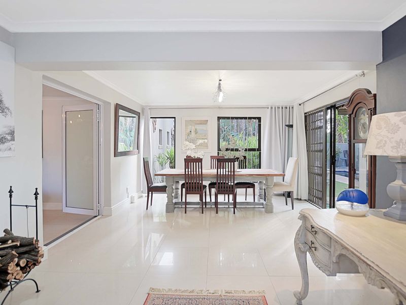 This luxury 4-bedroom residence combines modern sophistication with a relaxed Cape Town lifestyle.                           - Photo 9