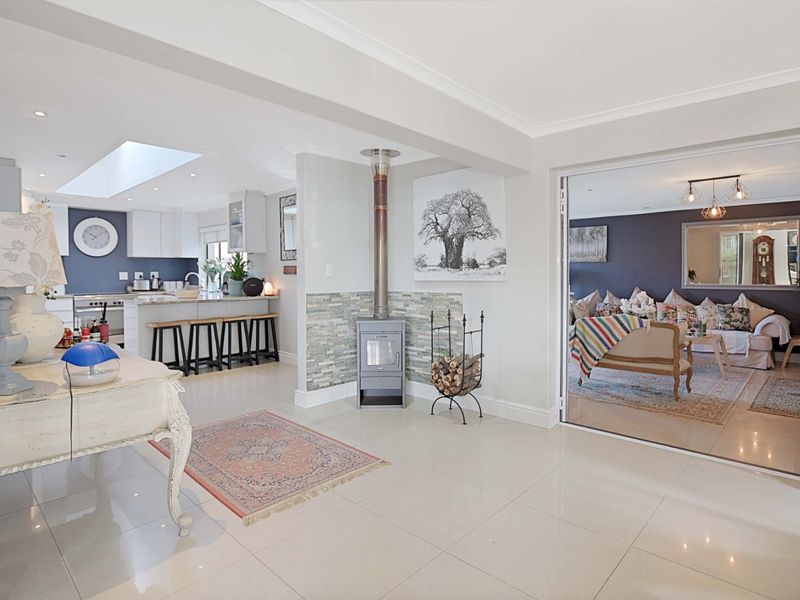 This luxury 4-bedroom residence combines modern sophistication with a relaxed Cape Town lifestyle.                           - Photo 8