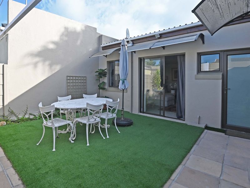 This luxury 4-bedroom residence combines modern sophistication with a relaxed Cape Town lifestyle.                           - Photo 7