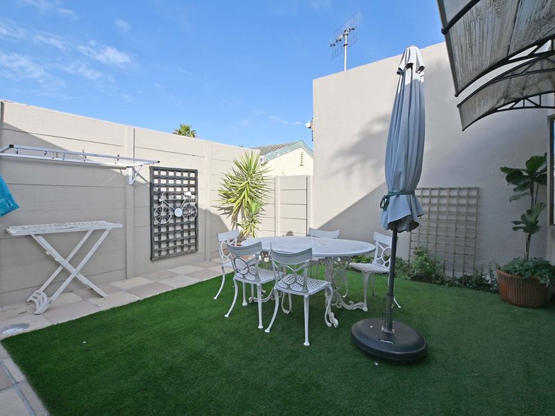 This luxury 4-bedroom residence combines modern sophistication with a relaxed Cape Town lifestyle.                           - Photo 6