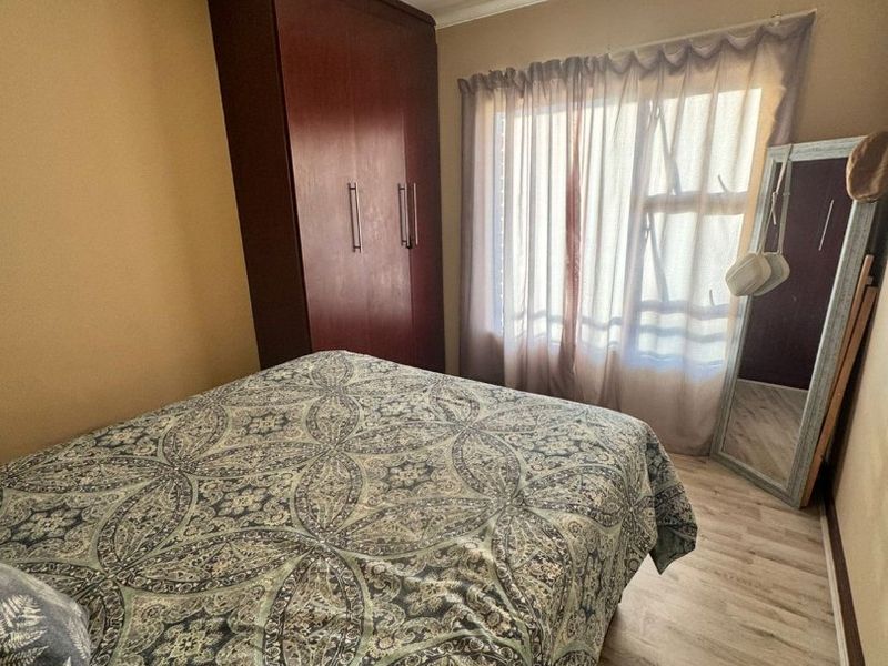 Lock up and Go Apartment for Sale in Lourierpark, Bloemfontein - Photo 8