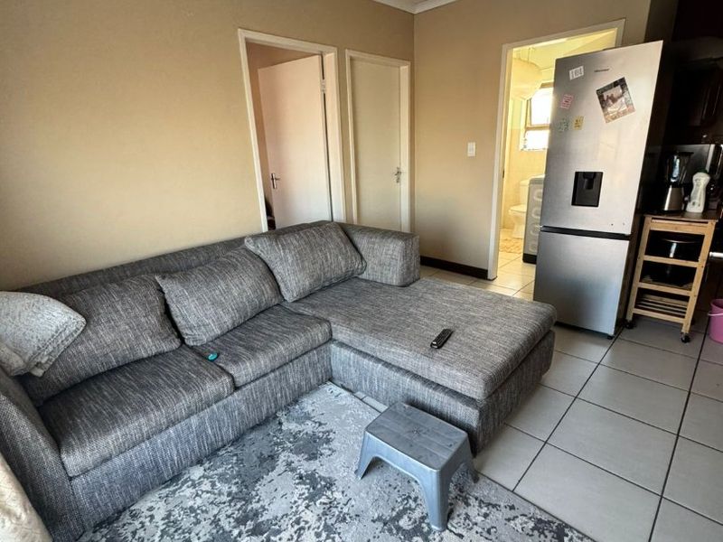 Lock up and Go Apartment for Sale in Lourierpark, Bloemfontein - Photo 4