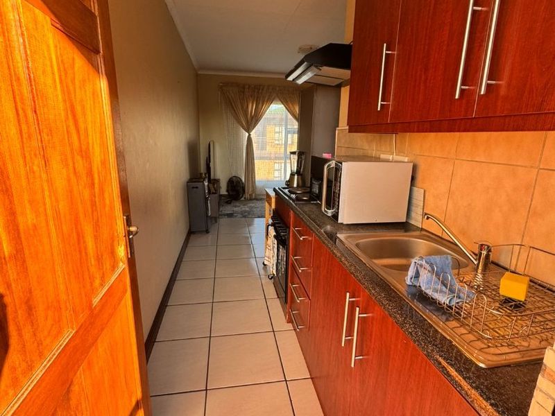 Lock up and Go Apartment for Sale in Lourierpark, Bloemfontein - Photo 6