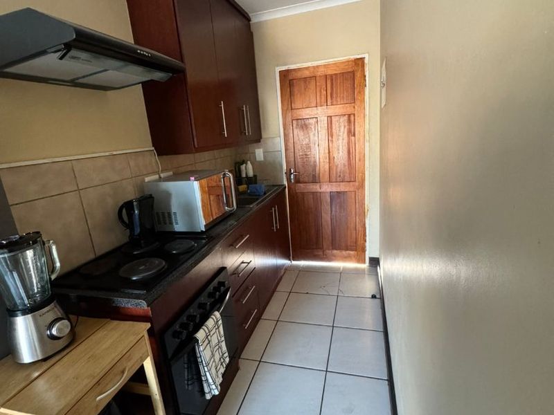 Lock up and Go Apartment for Sale in Lourierpark, Bloemfontein - Photo 5