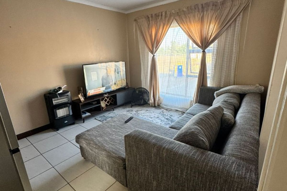 Lock up and Go Apartment for Sale in Lourierpark, Bloemfontein - Photo 2