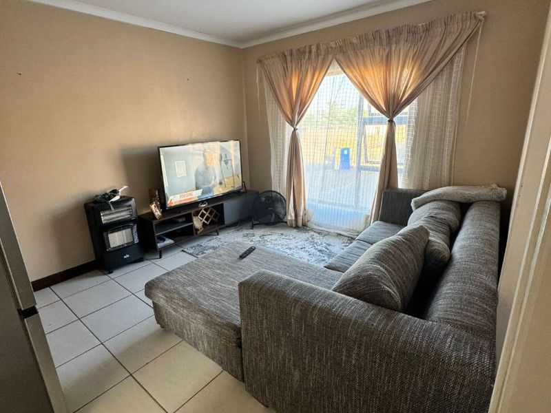 Lock up and Go Apartment for Sale in Lourierpark, Bloemfontein - Photo 2