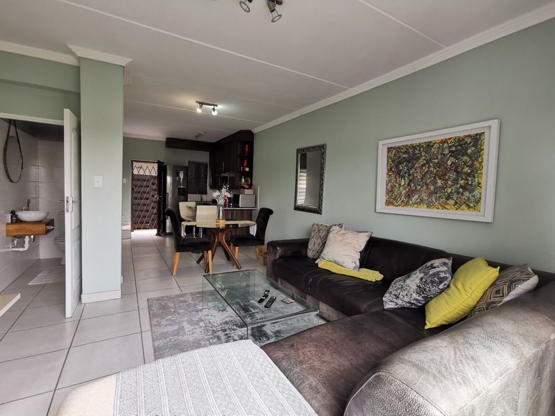 MODERN GROUND FLOOR PETS FRIENDLY DUPLEX – READY TO MOVE IN!   - Photo 3