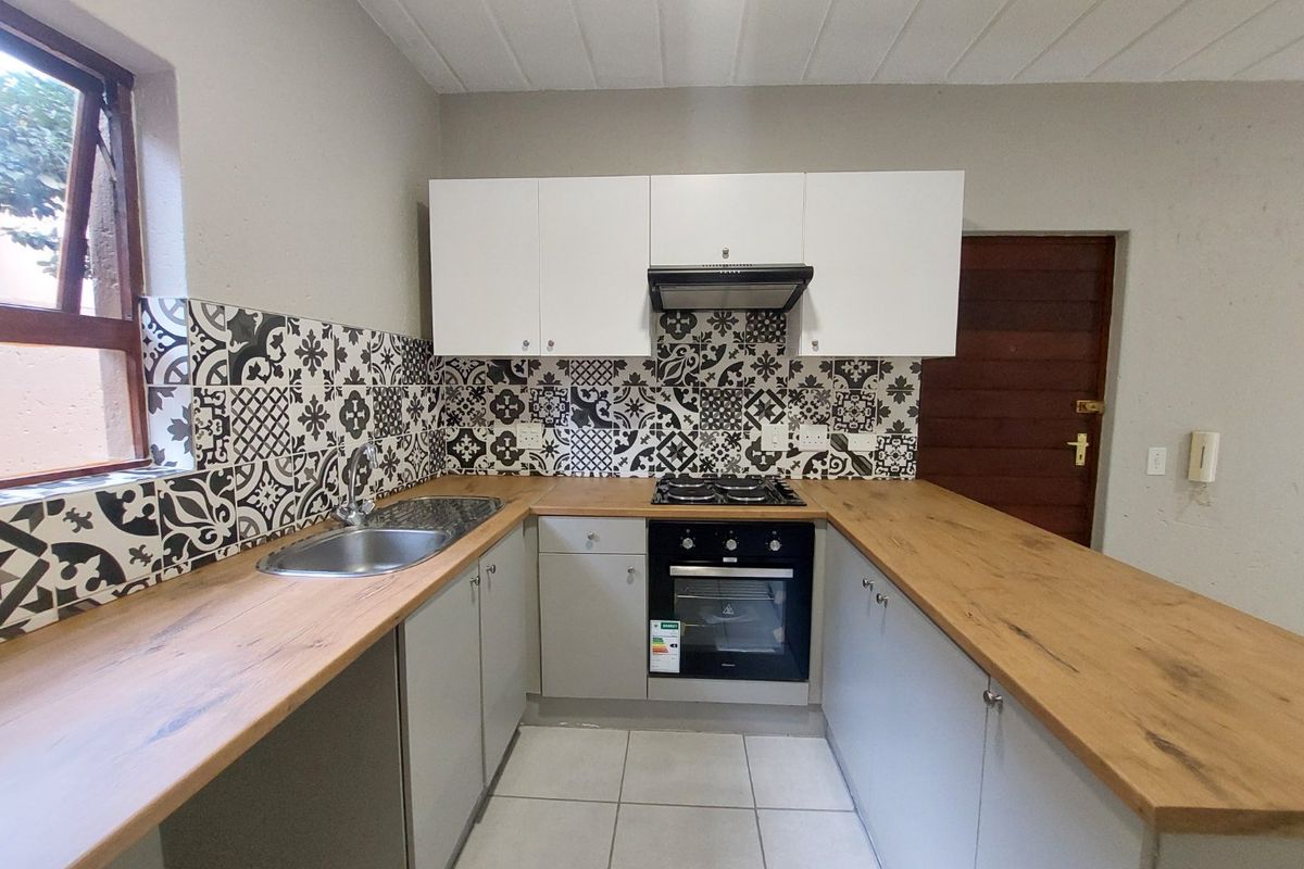 2 Bedroom Garden Unit in Douglasdale - Photo 4