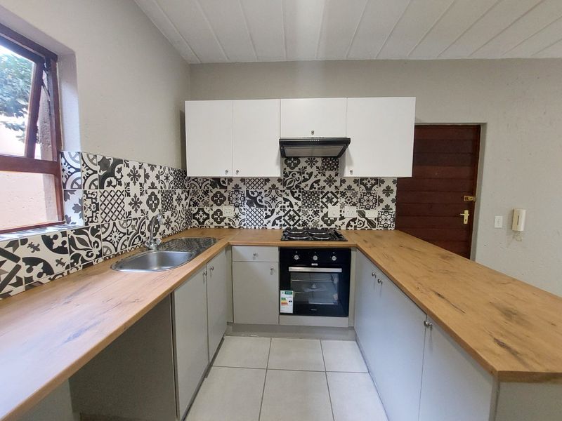 2 Bedroom Garden Unit in Douglasdale - Photo 4