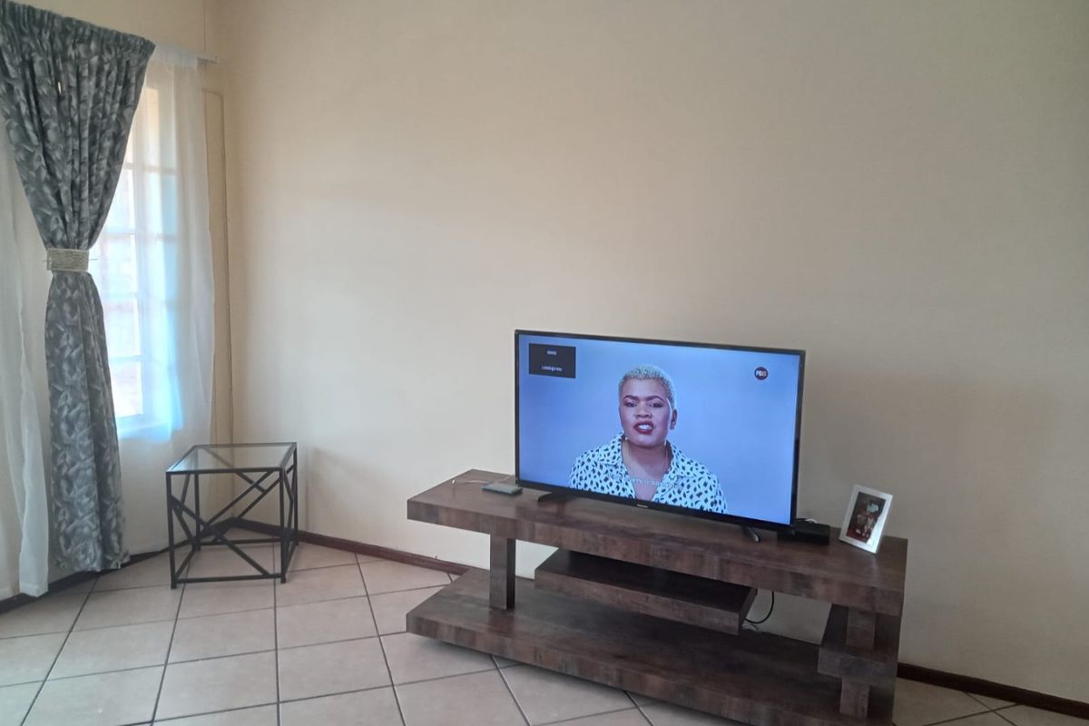 THREE BEDROOMS AND TWO BATHROOMS  - Photo 5