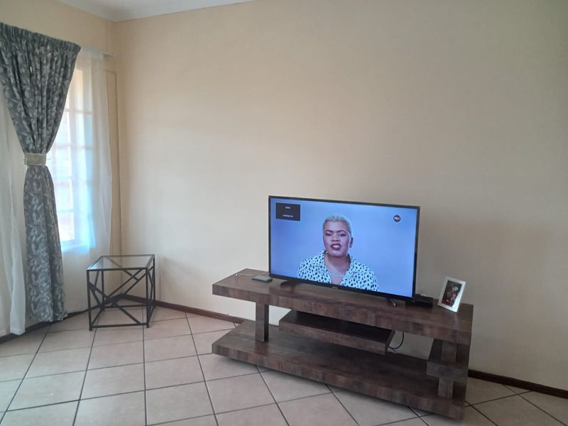 THREE BEDROOMS AND TWO BATHROOMS  - Photo 5