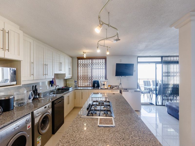 Expansive First Floor Apartment With Sea Views - Photo 2