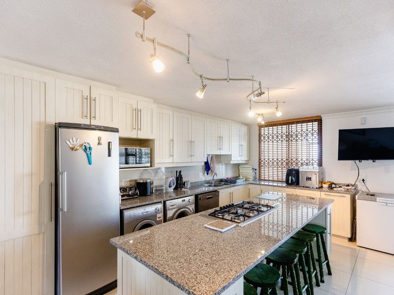 Expansive First Floor Apartment With Sea Views - Photo 3