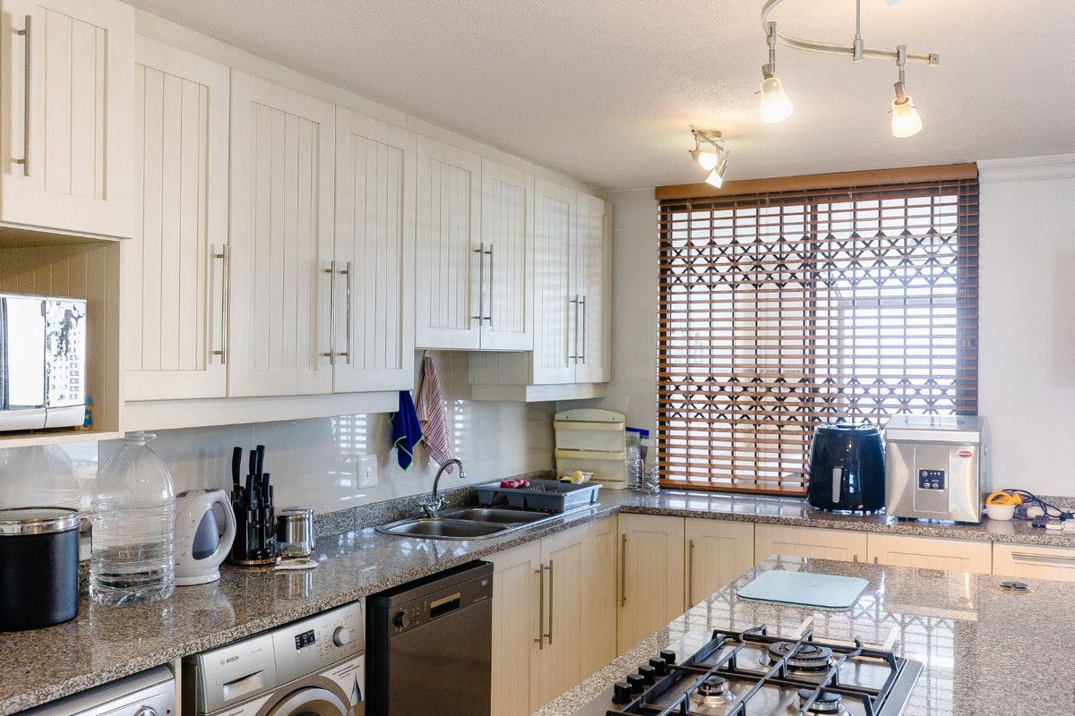 Expansive First Floor Apartment With Sea Views - Photo 4