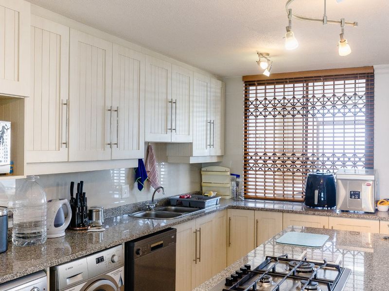 Expansive First Floor Apartment With Sea Views - Photo 4