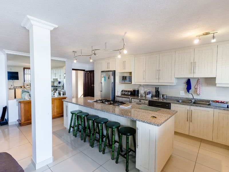 Expansive First Floor Apartment With Sea Views - Photo 5