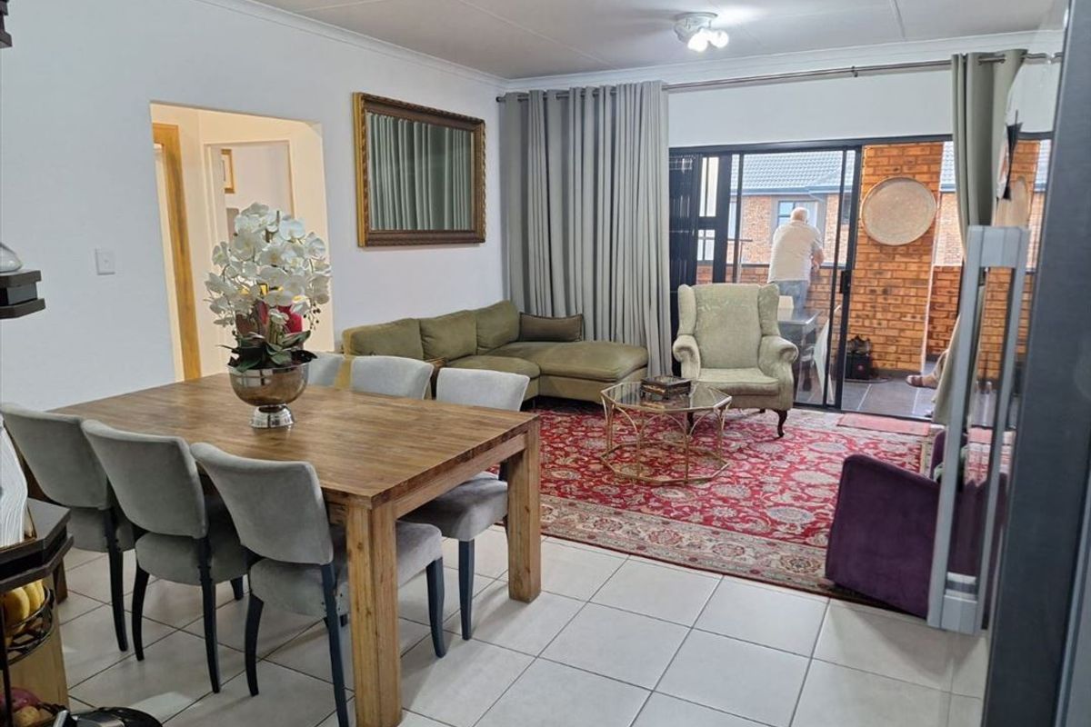 Modern Family Home with Comfortable Living Spaces - Photo 2