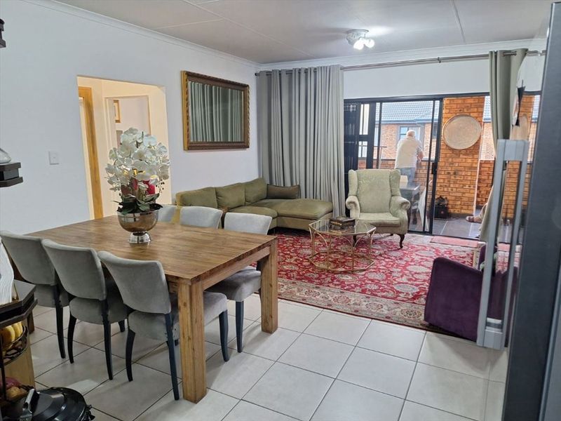 Modern Family Home with Comfortable Living Spaces - Photo 2