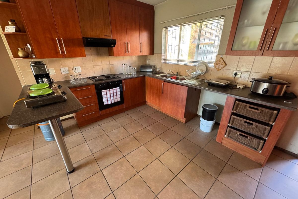 Spacious Family Home with Modern Comforts - Photo 2