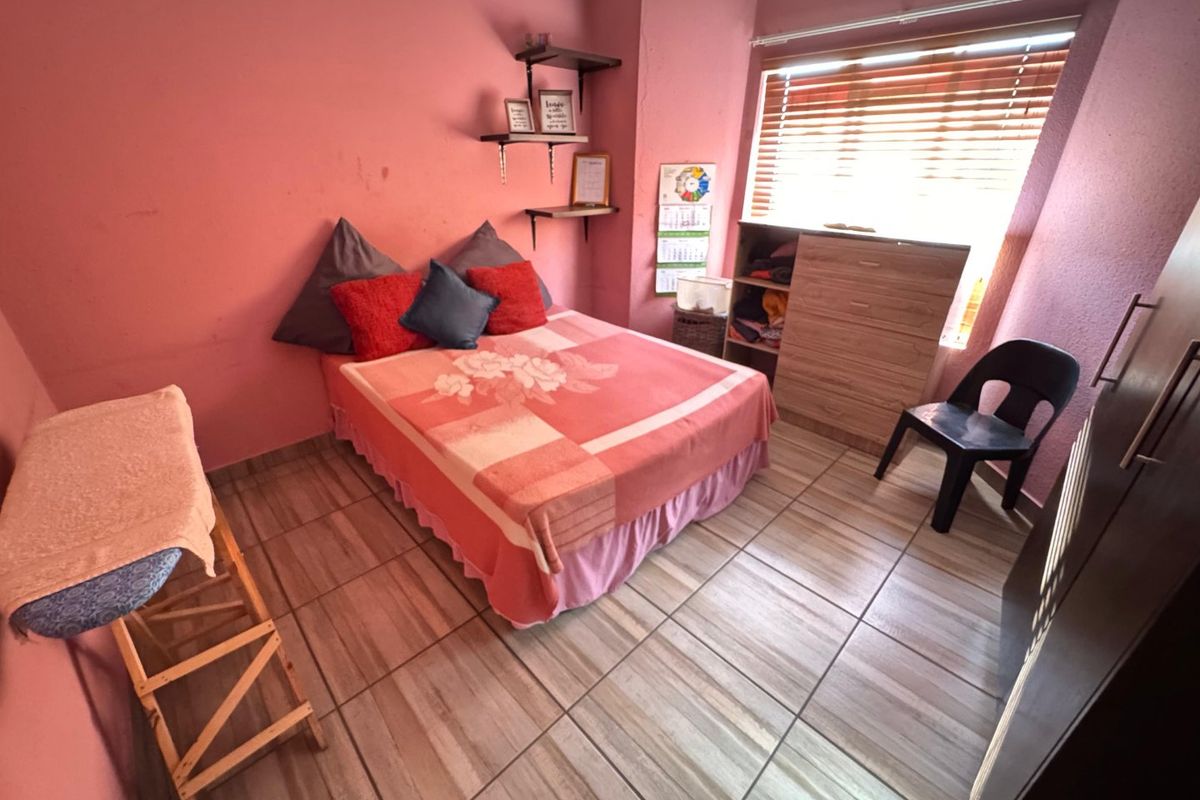 Spacious Family Home with Modern Comforts - Photo 5