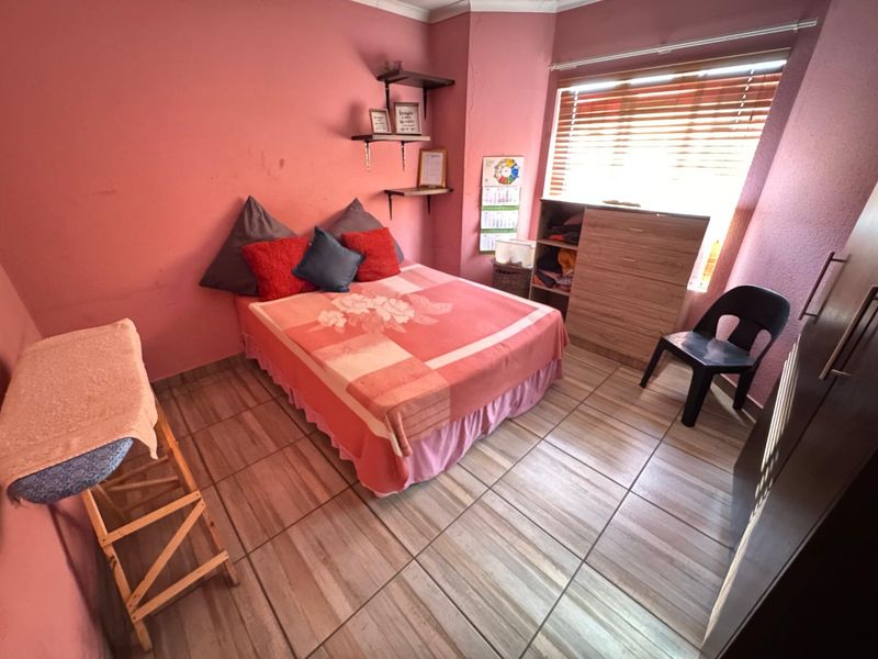 Spacious Family Home with Modern Comforts - Photo 5