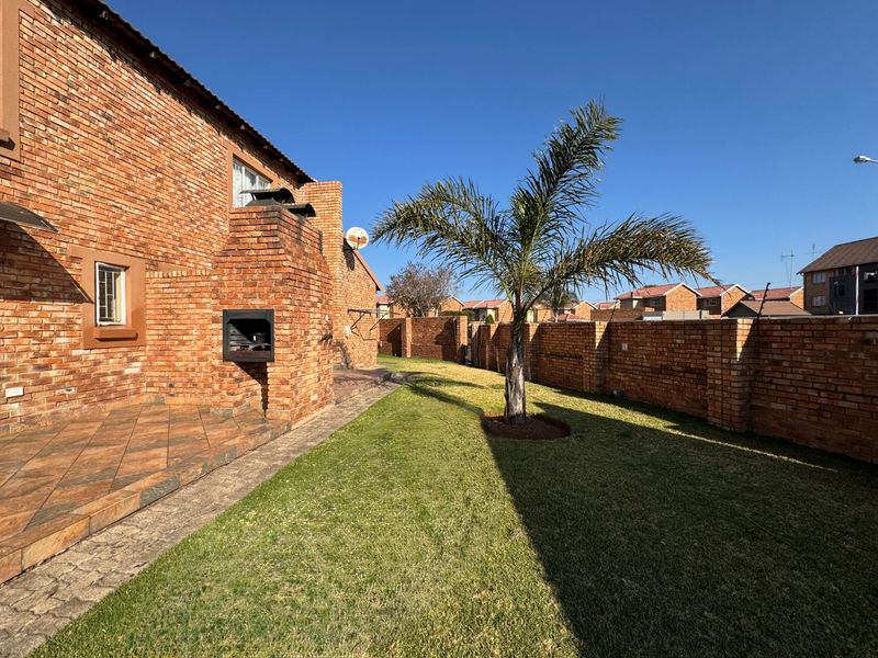 Spacious Family Home with Modern Comforts - Photo 10