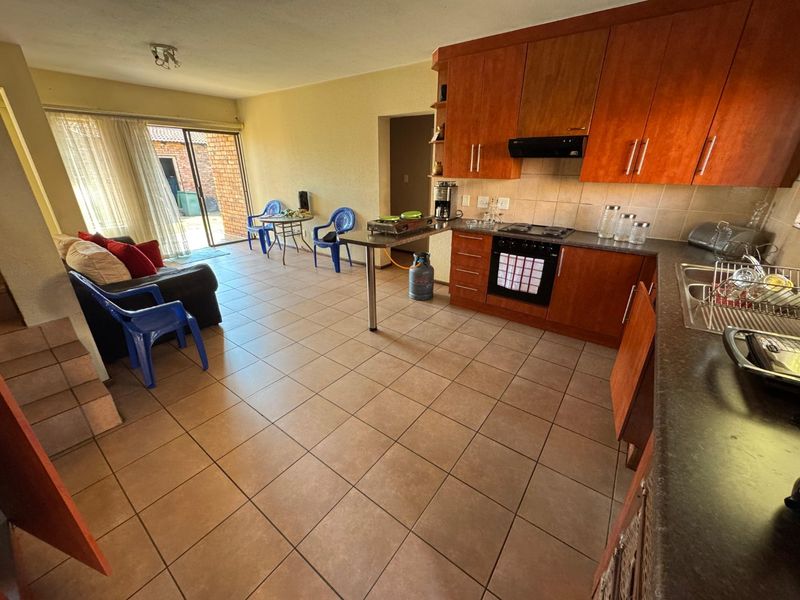 Spacious Family Home with Modern Comforts - Photo 3