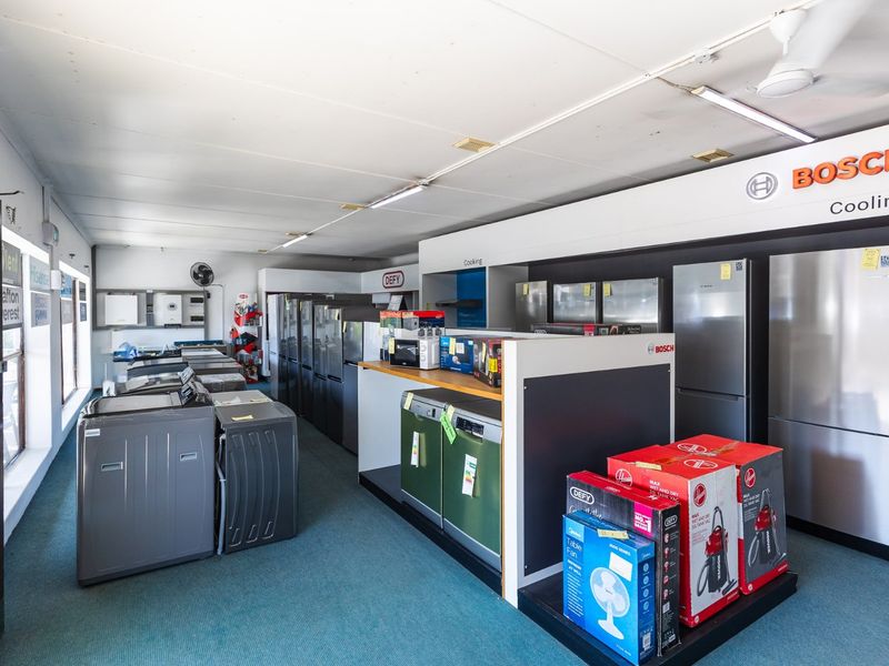 Exceptional Opportunity: Prime Three-Story Commercial Building With High Visibility  - Photo 7