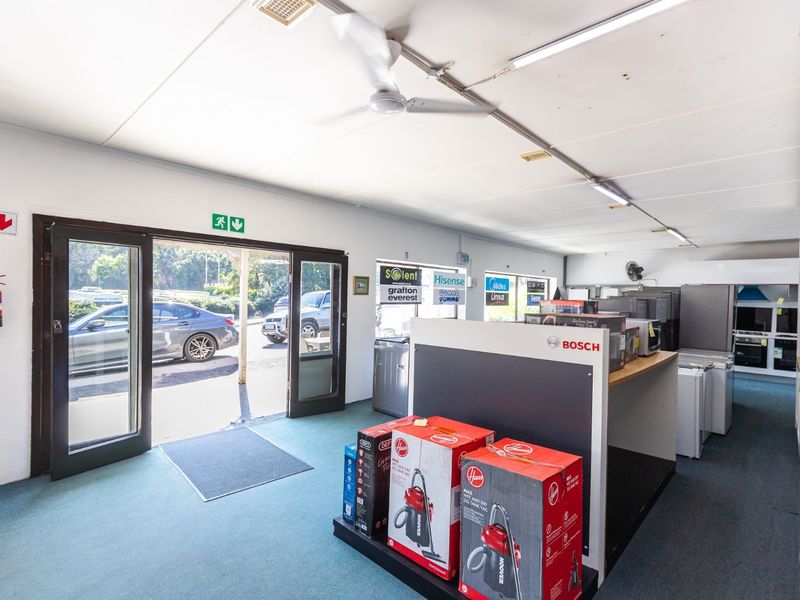 Exceptional Opportunity: Prime Three-Story Commercial Building With High Visibility  - Photo 8