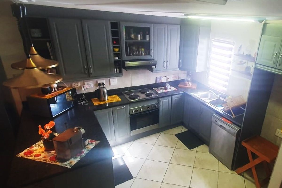 Gorgeous 2 Bedroom Townhouse in Riverspray Estate - Photo 2