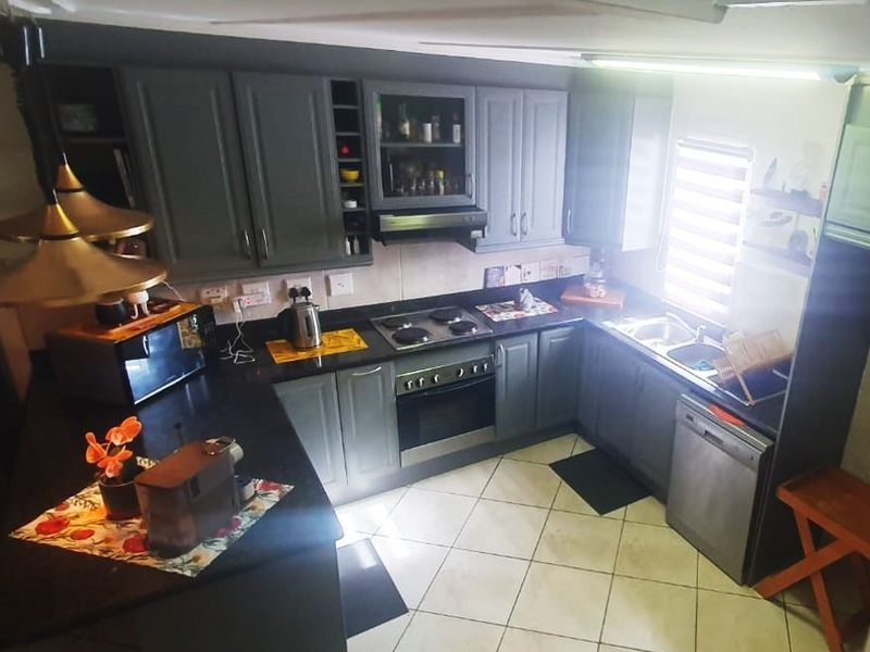 Gorgeous 2 Bedroom Townhouse in Riverspray Estate - Photo 2