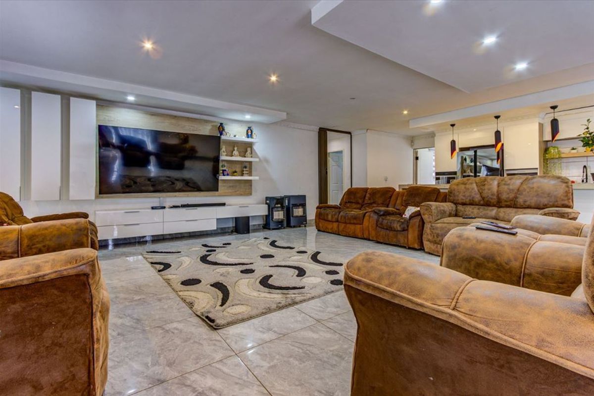 Spacious and Well-Equipped Family Home - Photo 2