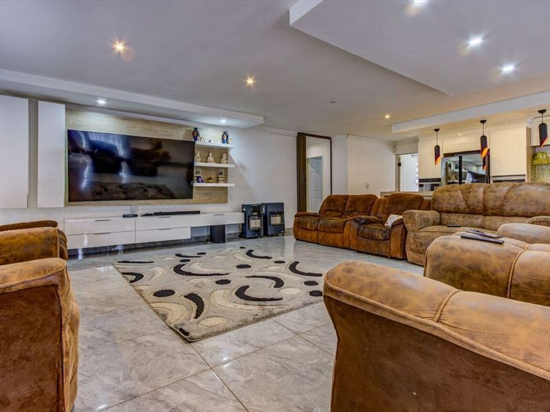 Spacious and Well-Equipped Family Home - Photo 2