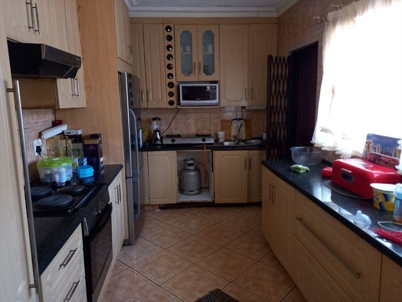 Ideal Family Home with Pool and Ample Living Space - Photo 2