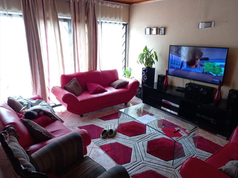 Ideal Family Home with Pool and Ample Living Space - Photo 3