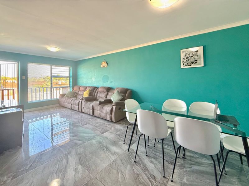 Ultra modern with exclusive finishes in secure complex. - Photo 4