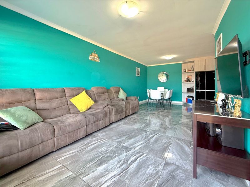 Ultra modern with exclusive finishes in secure complex. - Photo 3