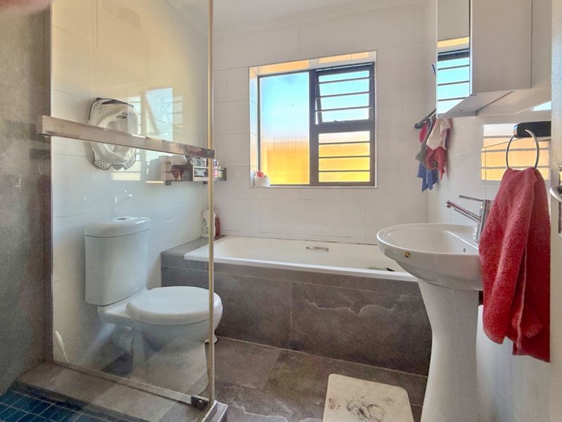 Ultra modern with exclusive finishes in secure complex. - Photo 9