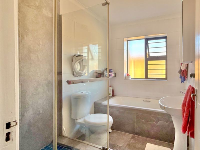 Ultra modern with exclusive finishes in secure complex. - Photo 8