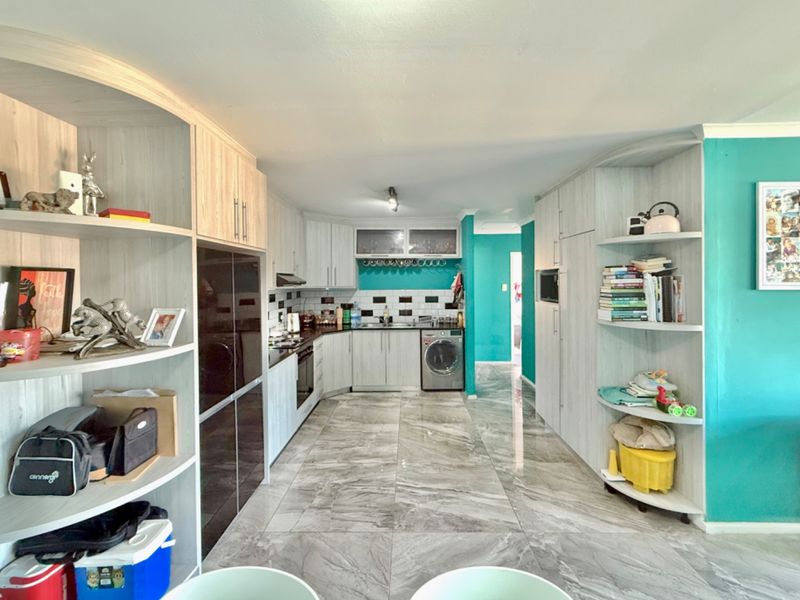 Ultra modern with exclusive finishes in secure complex. - Photo 7