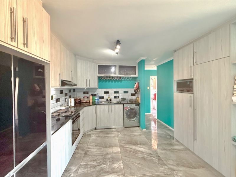 Ultra modern with exclusive finishes in secure complex. - Photo 6