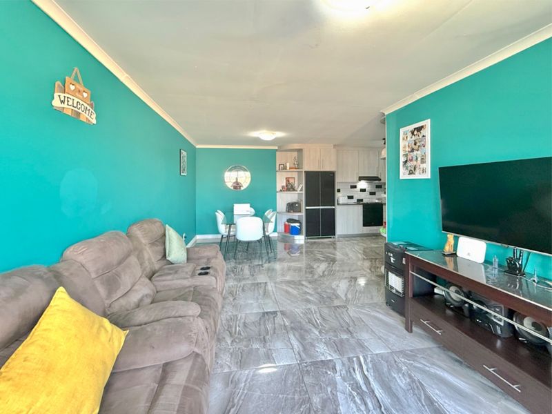 Ultra modern with exclusive finishes in secure complex. - Photo 2