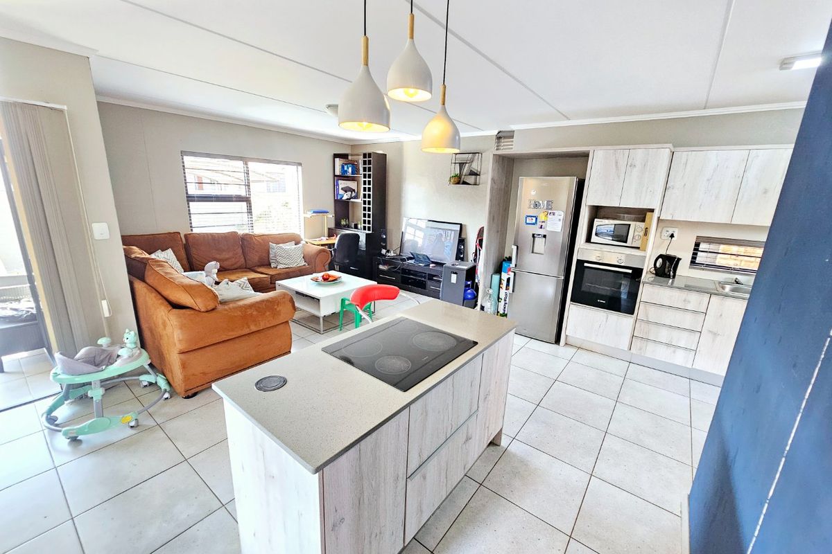 A beautiful 3 bedroom 2.5 bathroom duplex for Sale in Amberfield - Photo 3