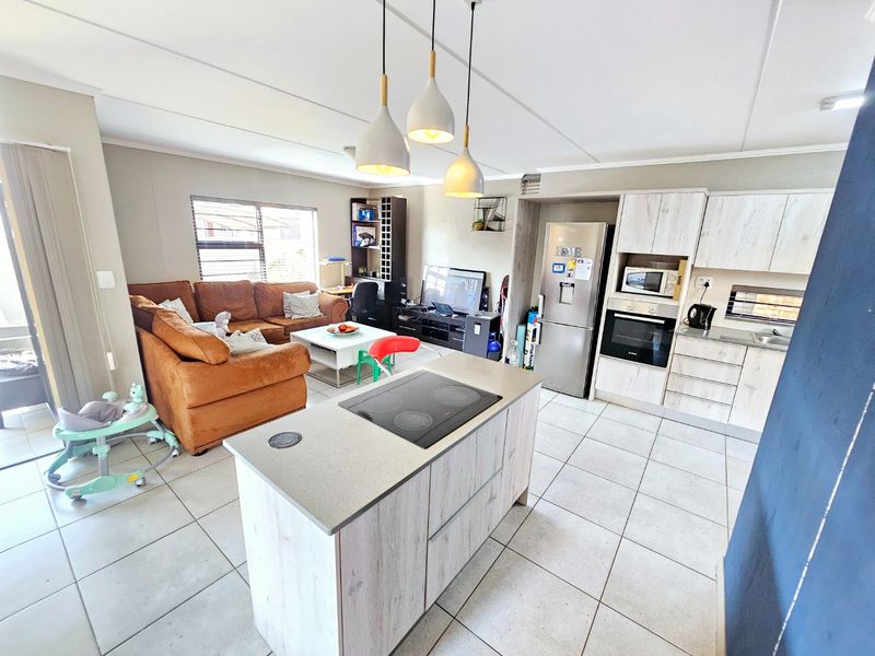 A beautiful 3 bedroom 2.5 bathroom duplex for Sale in Amberfield - Photo 3